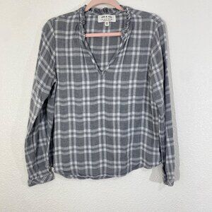 Cloth & Stone Gray Plaid Long-Sleeve Blouse Size S V-Neck Ruffle Collar Lightwei